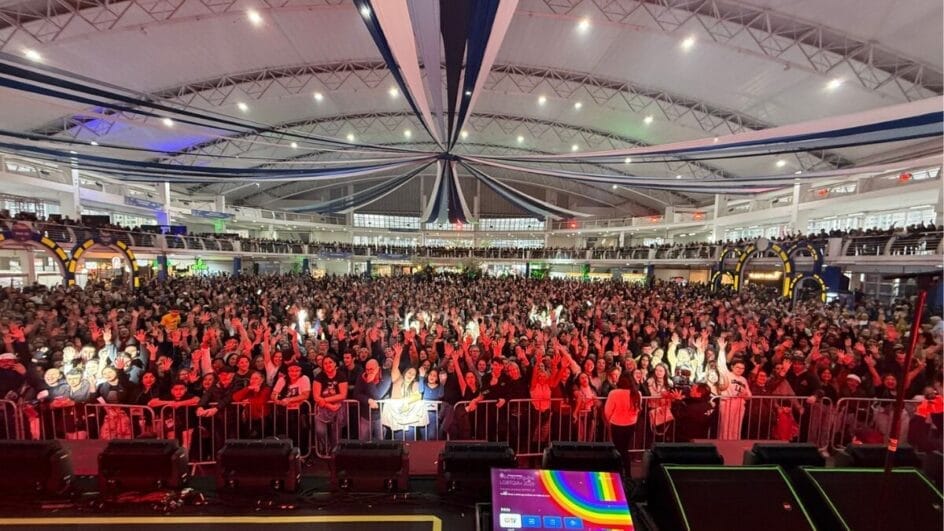 Multidão no Centreventos durante o show de Victor e Léo