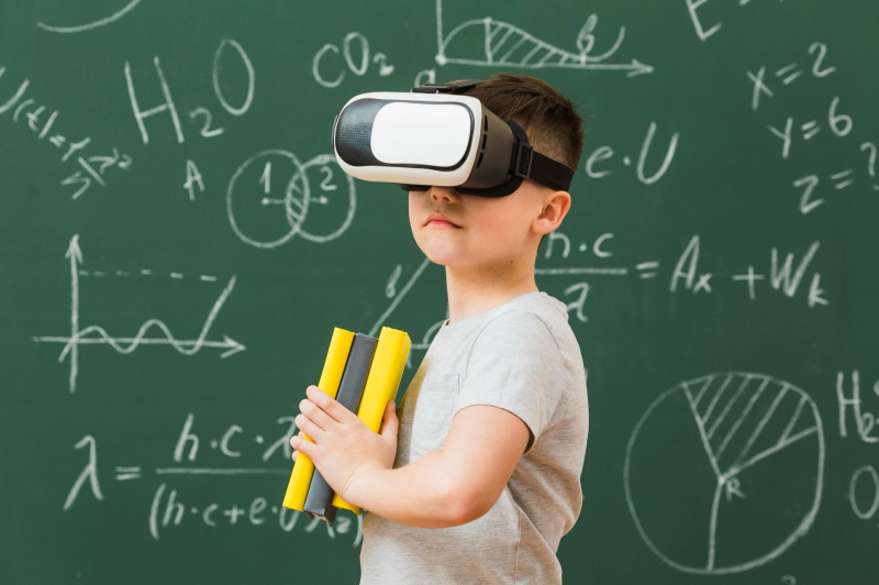 Robô que desenha, cachorro-robô e realidade virtual: 4.619 alunos da rede municipal vão passar pelo TecDay no Centreventos nesta quarta (26)