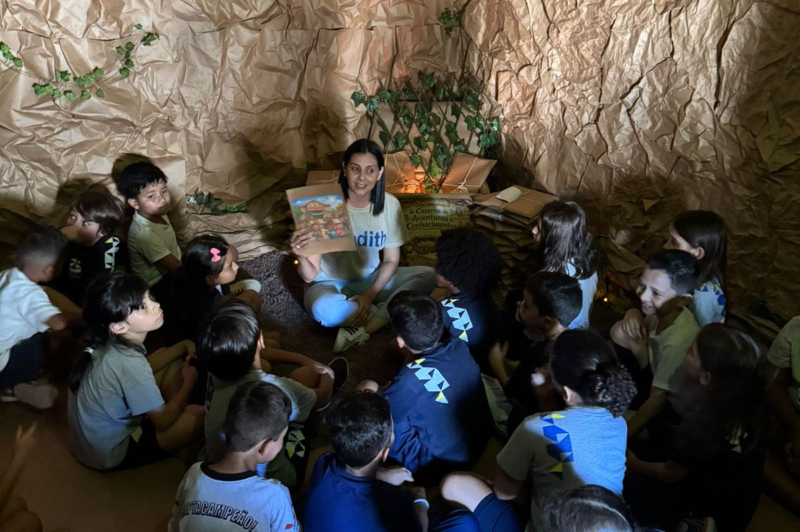 Professora de Itajaí transforma sala esquecida em “caverna de leitura” e leva projeto ao pódio nacional do Prêmio Transformação Neuro Escola