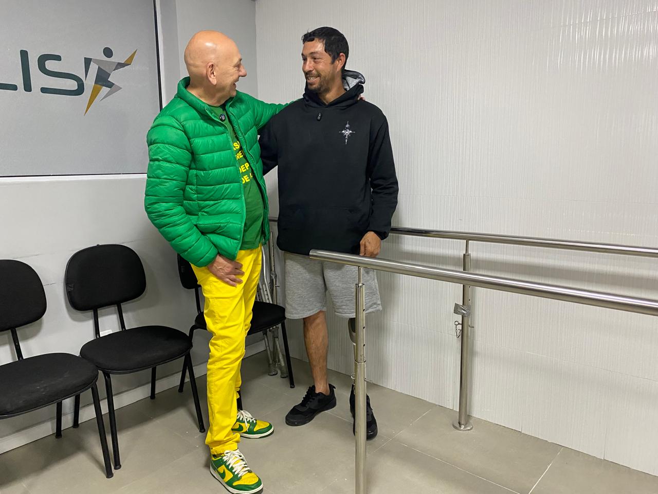 Depois de viralizar trabalhando de calceteiro sem uma perna, Douglas ganha prótese nova das mãos do Luciano Hang em Florianópolis