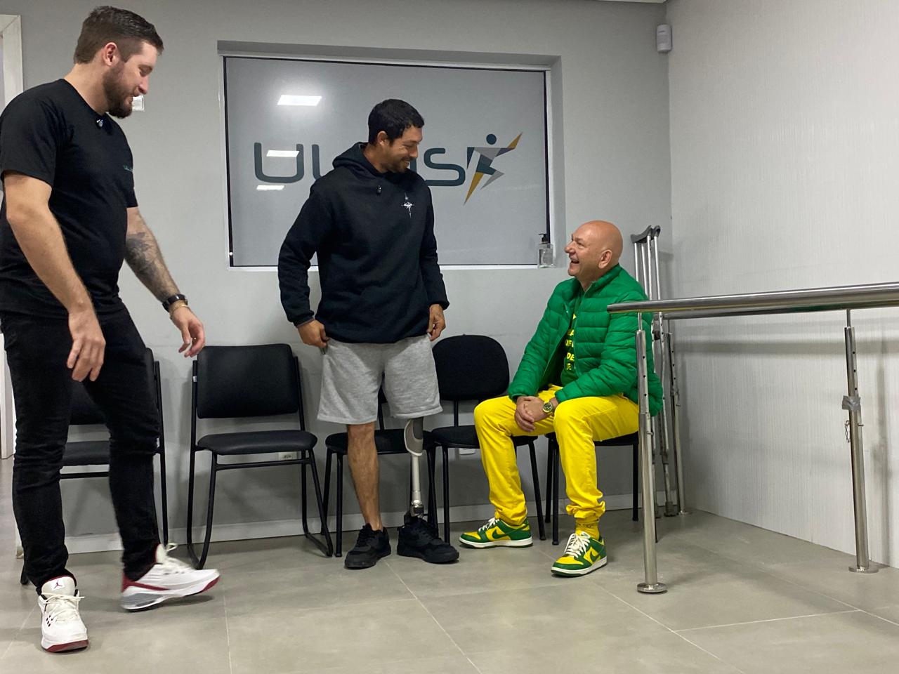 Douglas recebe protese