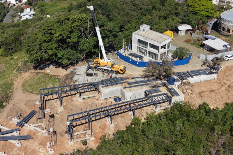 Deck do Morro da Cruz começa a ganhar forma: estrutura metálica de quase 80 toneladas está sendo montada peça por peça