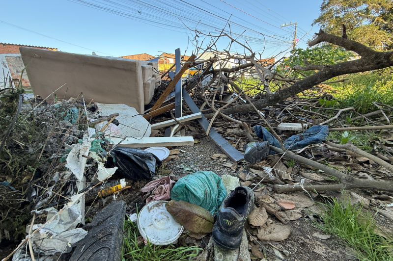 Nova lei em Itajaí prevê multa de R$ 12,6 mil para quem despejar lixo em terrenos alheios; vídeos já flagram infratores
