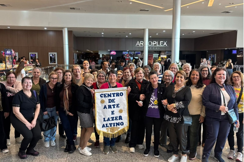 Mulheres do CAL Altino participam de passeio ao cinema em Itajaí; para três, foi a primeira vez