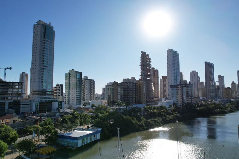 Fim de semana ensolarado e tempo firme marca a primeira primavera em Itajaí