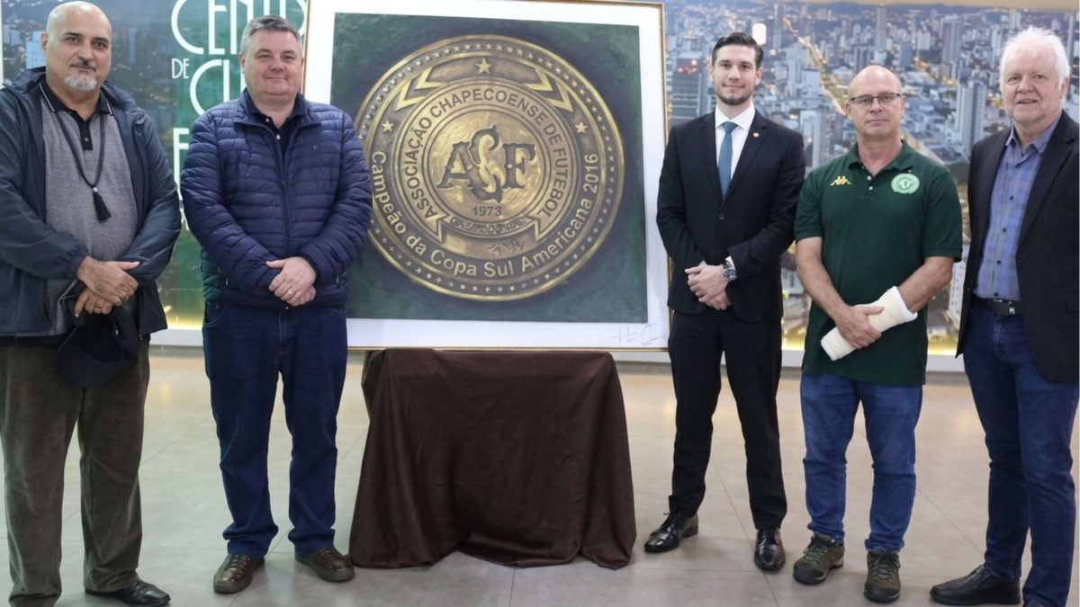 Obra em ouro homenageia as 71 vítimas da Chapecoense e ficará no Museu do clube