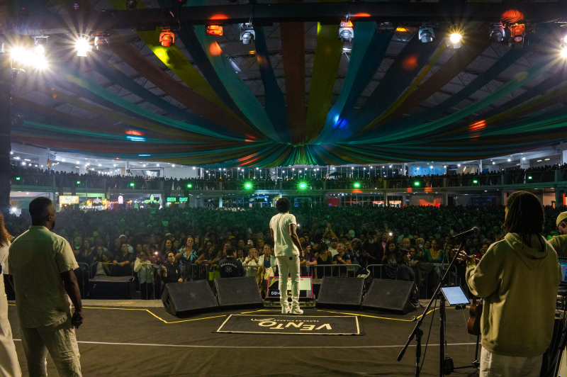 Samba de Xande de Pilares reúne 12,5 mil pessoas na segunda noite da 37ª Marejada