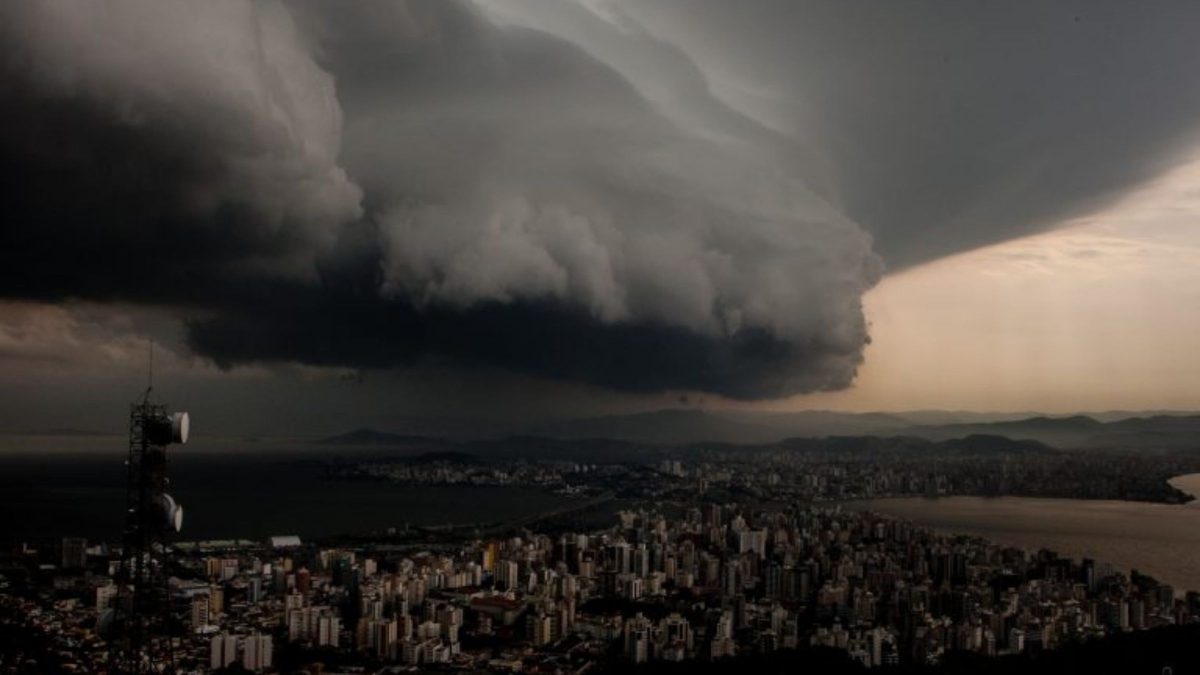 Temporais voltam a atingir Santa Catarina com ventos de até 100 km/h; 78 cidades em alerta